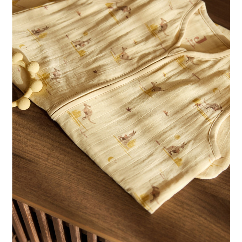 Pješčano žuta muslin spavaća vreća KANGAROOTS, 3–6 m, Jollein®