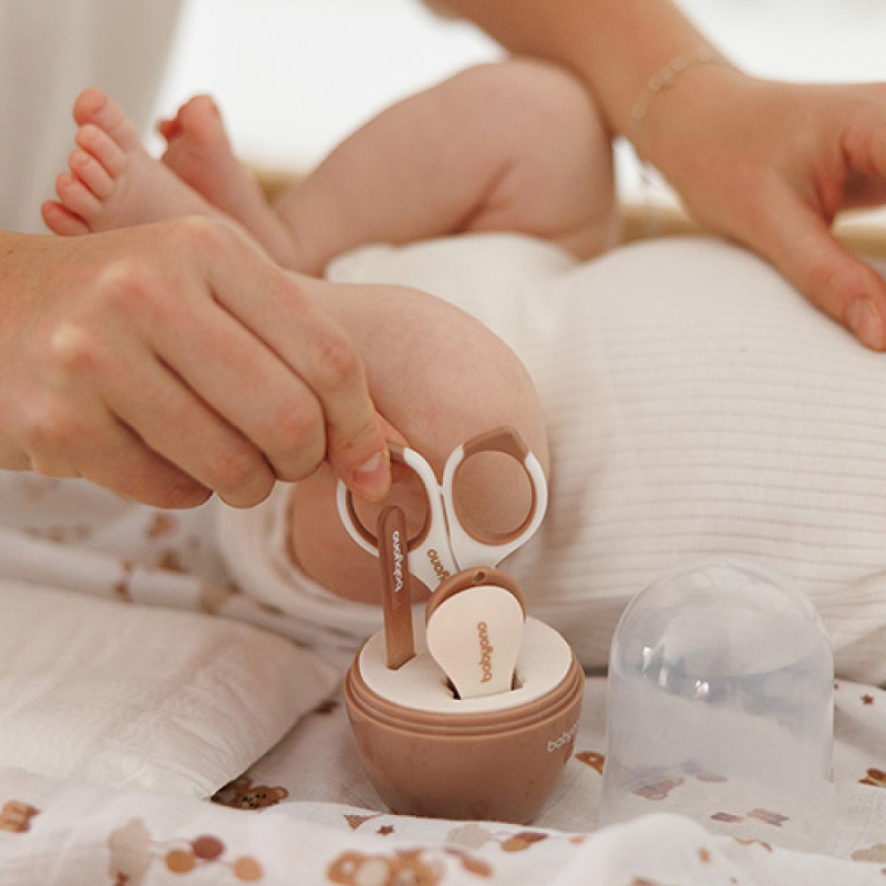 Smeđi manikirni set za bebe 0m+ BabyOno | Škarice, grickalica i turpija